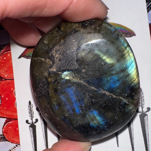 Pilished Labradorite Palm stone A grade - Picture 5 of 15